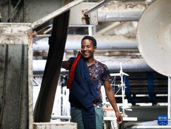 2024年2月16日，在埃塞俄比亞杜凱姆市的東方工業(yè)園，工人在東方紡織印染有限公司的車間內(nèi)工作。 新華社記者 李亞輝 攝