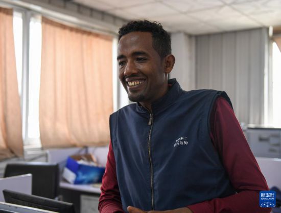 2024年2月16日，在埃塞俄比亞杜凱姆市的東方工業(yè)園，東方紡織印染有限公司經(jīng)理格圖·克貝貝接受新華社記者采訪。 新華社記者 李亞輝 攝