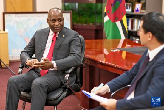 3月4日，多米尼克總理斯凱里特在首都羅索接受新華社記者專訪。新華社記者 趙凱 攝