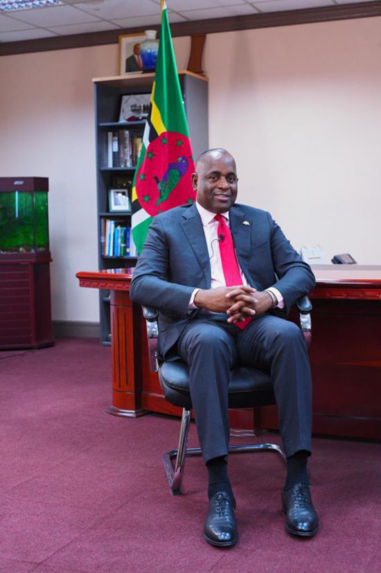 3月4日，多米尼克總理斯凱里特在首都羅索的總理辦公室接受新華社記者獨(dú)家專訪。新華社記者 趙凱 攝