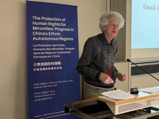 3月18日，由中國(guó)人權(quán)研究會(huì)主辦的“少數(shù)民族權(quán)利保障：中國(guó)西藏和新疆實(shí)踐”主題講座在瑞士日內(nèi)瓦舉行。圖為比利時(shí)知名藏學(xué)家安德烈·拉克魯瓦在講座上發(fā)言。新華社記者石松攝