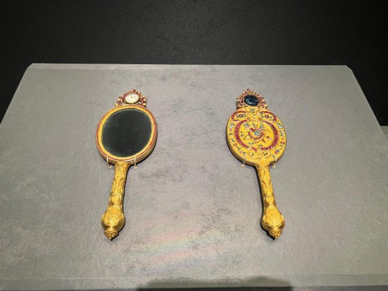 銅鍍金鑲表橢圓把鏡。新華社記者徐壯 攝