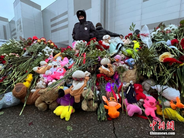 當(dāng)?shù)貢r(shí)間3月24日，俄羅斯全國哀悼日，悼念22日發(fā)生在莫斯科州克拉斯諾戈?duì)査箍耸小翱肆_庫斯城”音樂廳恐怖襲擊事件中的遇難者。此次恐襲已導(dǎo)致137人遇難，150多人受傷。圖為民眾在恐襲事件現(xiàn)場(chǎng)附近敬獻(xiàn)的鮮花和毛絨玩具。<a target='_blank' href='/'><p  align=