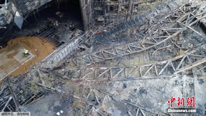 當(dāng)?shù)貢r(shí)間2024年3月26日下午，據(jù)俄羅斯緊急情況部公布的消息，莫斯科州“克羅庫斯城”音樂廳恐怖襲擊事件的搜救工作已經(jīng)全部結(jié)束。據(jù)介紹，工作人員已完成現(xiàn)場(chǎng)滅火救援以及廢墟清理的工作。圖為發(fā)生恐怖襲擊事件后音樂廳內(nèi)部滿目瘡痍。（視頻截圖）