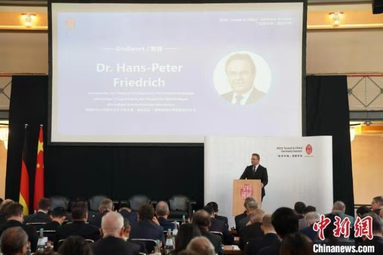 當(dāng)?shù)貢r(shí)間4月5日，由中國商務(wù)部主辦的“投資中國”德國專場(chǎng)推介活動(dòng)在斯圖加特市舉行。中新社記者 馬秀秀 攝