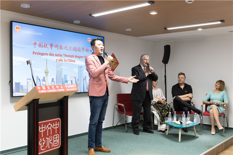 中國青年男高音歌唱家方瀧與奧爾基·圖爾達合唱羅語歌曲。布加勒斯特中國文化中心供圖。