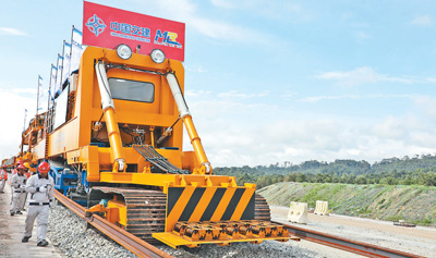 中企承建的馬東鐵項(xiàng)目創(chuàng)造就業(yè)機(jī)會(huì)超過1.8萬個(gè)，合作的當(dāng)?shù)仄髽I(yè)超過1900家——為促進(jìn)馬來西亞東西海岸互聯(lián)互通貢獻(xiàn)力量（共建“一帶一路”第一現(xiàn)場(chǎng)）