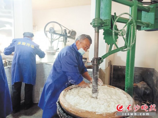 　　作坊里工人正在進行粉絲生產(chǎn)。受訪者供圖