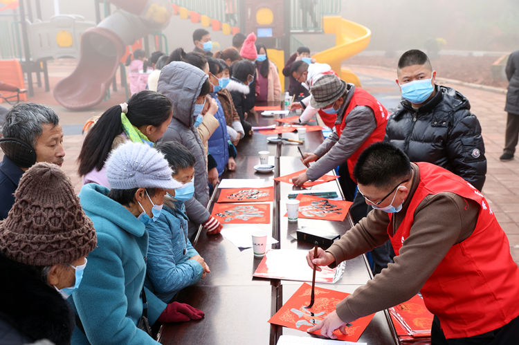 書法愛好者現(xiàn)場寫春聯(lián)。翠屏區(qū)融媒體中心供圖