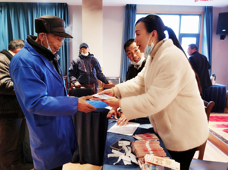 村民領(lǐng)取分紅金。朝天區(qū)融媒體中心供圖