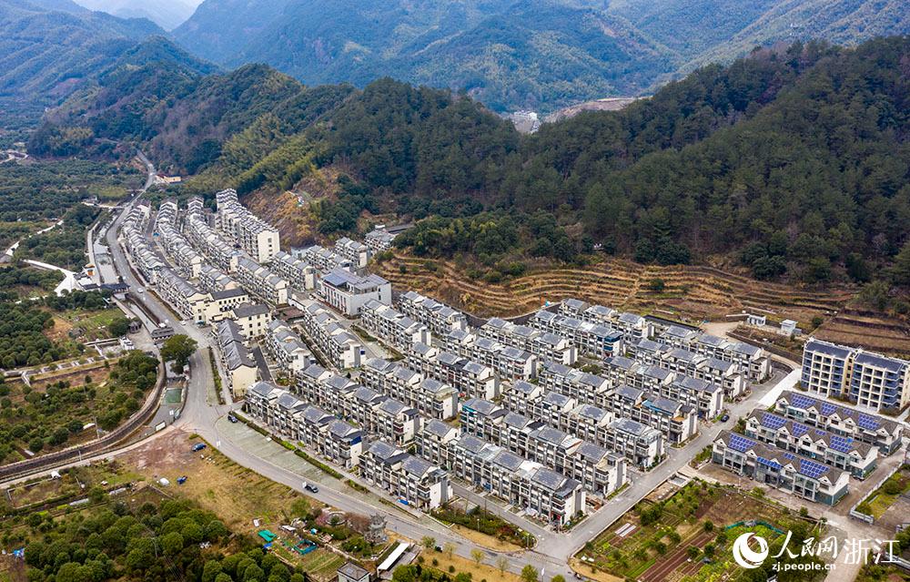 近日，航拍寧波市海曙區(qū)龍觀鄉(xiāng)李岙村屋頂光伏項目。人民網(wǎng) 章勇濤攝