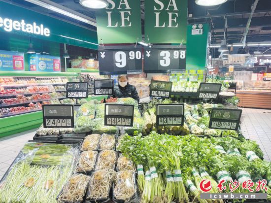 　　家樂(lè)福芙蓉廣場(chǎng)店，市民在選購(gòu)春菜。