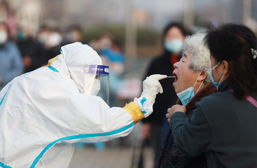 居民在南開區(qū)社區(qū)核酸檢測點(diǎn)進(jìn)行核酸檢測。王英浩攝