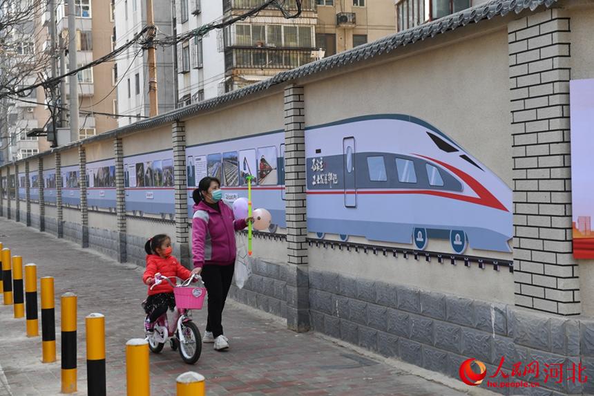 石家莊市談南路上的石家莊工業(yè)印記文化長廊吸引了過往市民駐足觀看。 張震攝