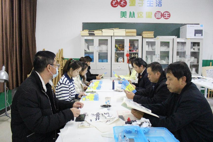 河北省臨西縣人民檢察院未檢檢察官在臨西縣第二小學為家長講解家庭教育促進法。 孫國月攝