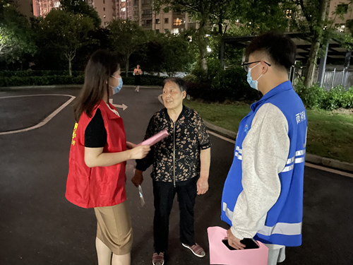 工作人員在小區(qū)進(jìn)行宣傳。受訪單位供圖