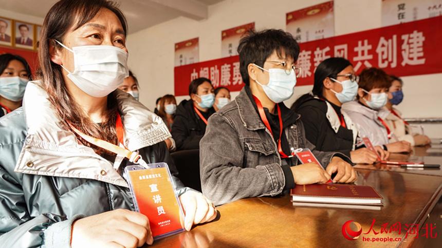 廉潔家風(fēng)宣講員持證上崗。 李揚(yáng)攝