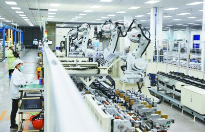 全球鋰離子電池領(lǐng)軍企業(yè)欣旺達(dá)動(dòng)力電池生產(chǎn)車間。 南京日?qǐng)?bào)/紫金山新聞?dòng)浾?崔曉 攝