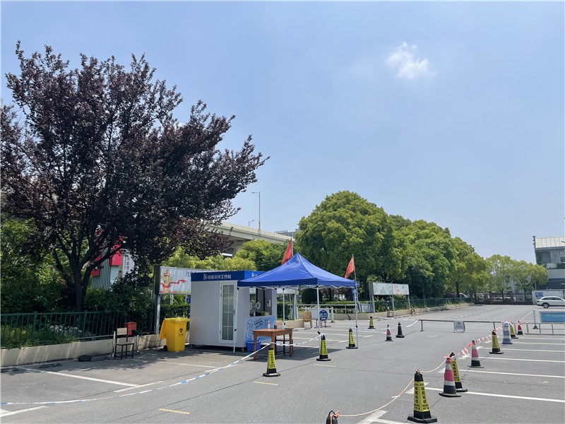 常態(tài)化“核酸采樣工作站”亮相上海街頭。龔昱攝