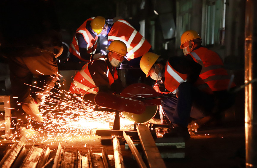 建設(shè)者們爭分奪秒保證進(jìn)度。雷占勝攝