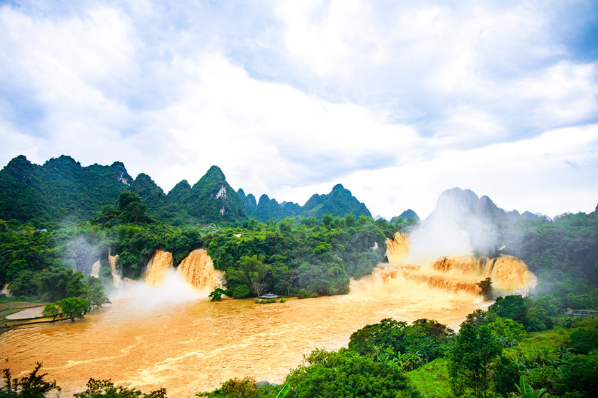 中越德天跨國(guó)瀑布水量暴漲成“黃金瀑布”。楊虎旺攝