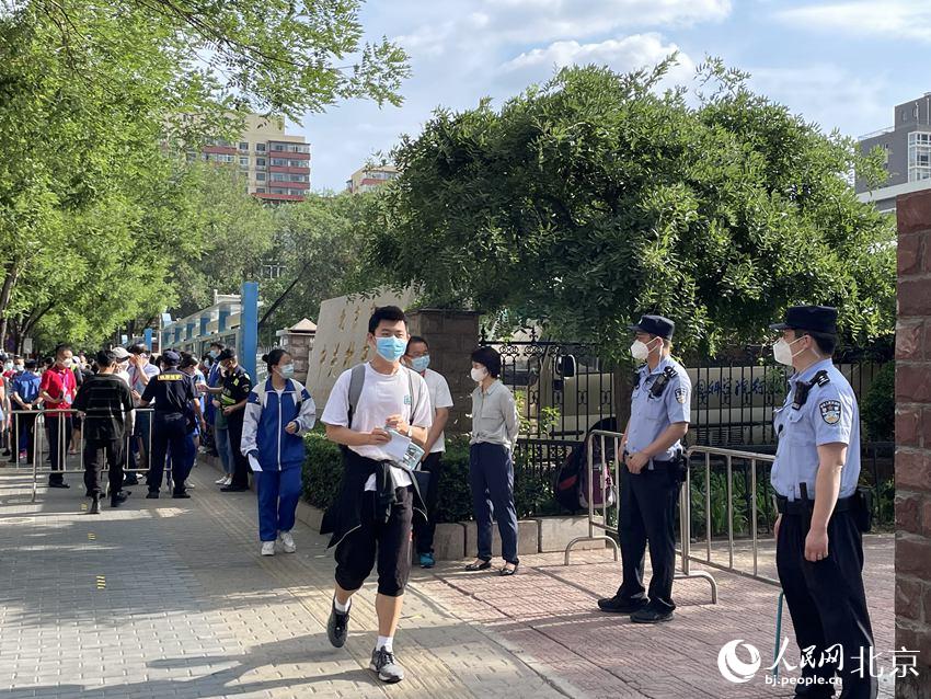 在中關(guān)村中學(xué)考點，考生們有序走入考點。人民網(wǎng) 董兆瑞攝