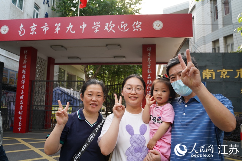 一家人在考點前合影留念。周夢嬌攝