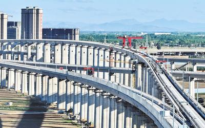 6月7日，工人在唐山市高新技術(shù)開發(fā)區(qū)境內(nèi)的京唐城際鐵路建設(shè)工地施工（無(wú)人機(jī)照片）。 新華社記者 楊世堯攝