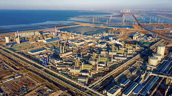 俯瞰豐南區(qū)臨港經(jīng)濟開發(fā)區(qū)的河北縱橫集團豐南鋼鐵有限公司。 李秀清攝