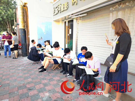 臨進(jìn)考場(chǎng)，考生抓緊時(shí)間再?gòu)?fù)習(xí)一下。人民網(wǎng) 祝龍超攝