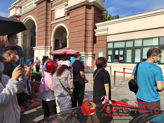 石家莊外國(guó)語學(xué)校考點(diǎn)外送考的家長(zhǎng)。人民網(wǎng) 祝龍超攝