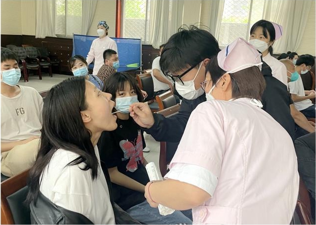 醫(yī)院對(duì)志愿者進(jìn)行線(xiàn)下培訓(xùn)。李艷紅攝