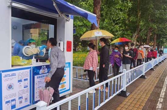 核酸采樣志愿者們上崗。孫金梅攝