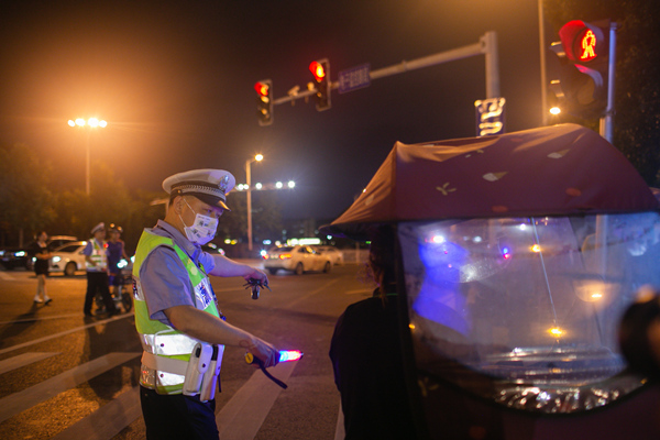 違法加裝電動車遮陽傘也將受到處罰。柯鳴 攝