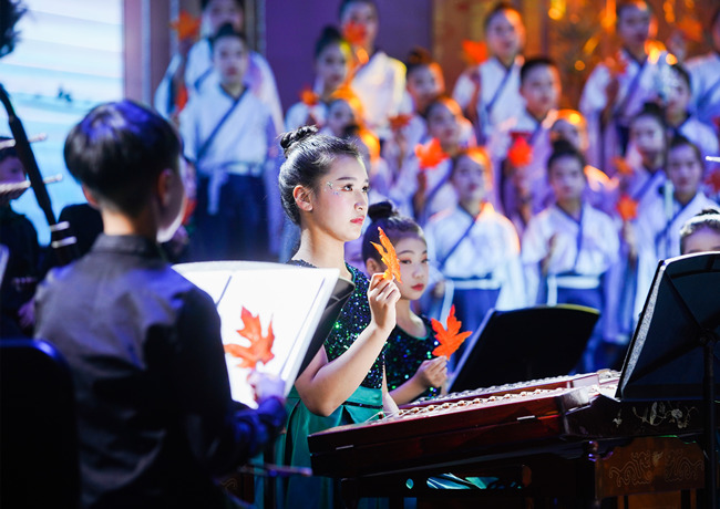 樂(lè)團(tuán)在臺(tái)上演出。單位供圖