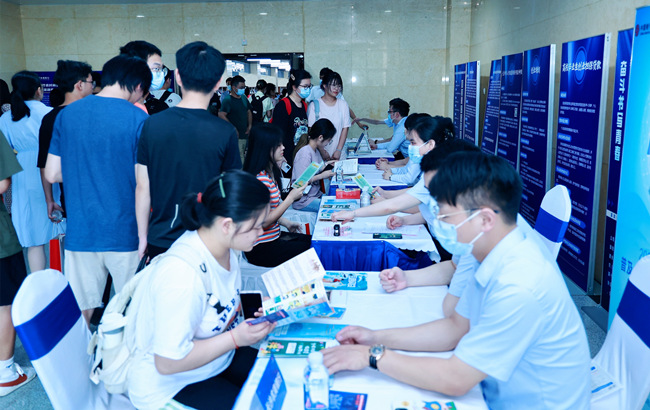 大學生現(xiàn)場咨詢創(chuàng)業(yè)政策。長沙市人社局供圖