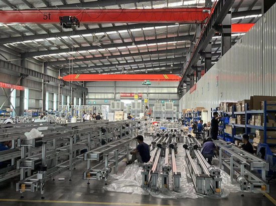 先惠智能裝備生產(chǎn)車間，工人們在忙著組裝設(shè)備。受訪單位供圖
