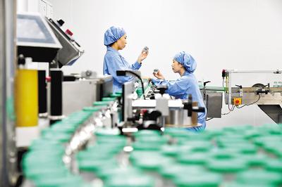 通過加大創(chuàng)新藥物研發(fā)力度，石藥集團(tuán)實(shí)現(xiàn)了傳統(tǒng)工業(yè)企業(yè)向創(chuàng)新型企業(yè)轉(zhuǎn)型。（本報資料片）