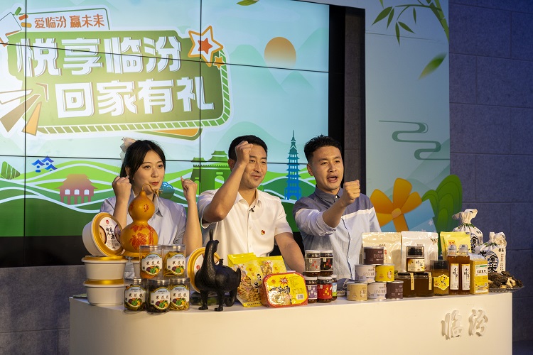 6月3日下午，在臨汾原產(chǎn)地商品體驗店，曲沃縣副縣長樊奇選對當?shù)氐霓r(nóng)特產(chǎn)品、旅游景點進行了推介代言。鄭遠飛攝