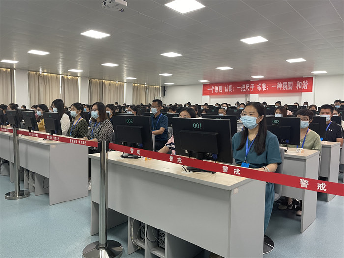 閱卷現(xiàn)場。公雪 攝