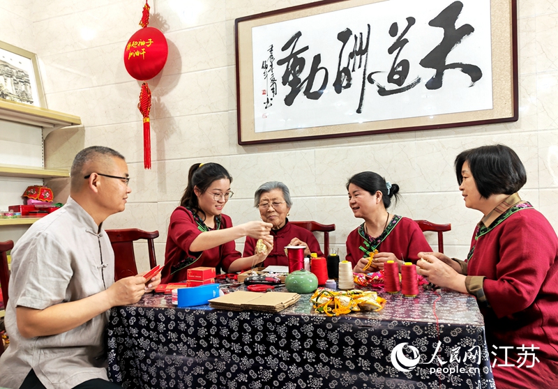 王秀英老人指導(dǎo)孫女制作香包。人民網(wǎng) 閆峰攝