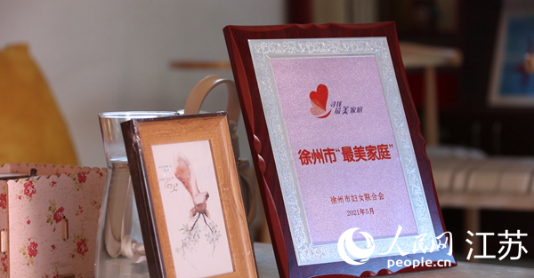 王繼蓮家庭獲得的部分榮譽。人民網(wǎng) 冷金明攝