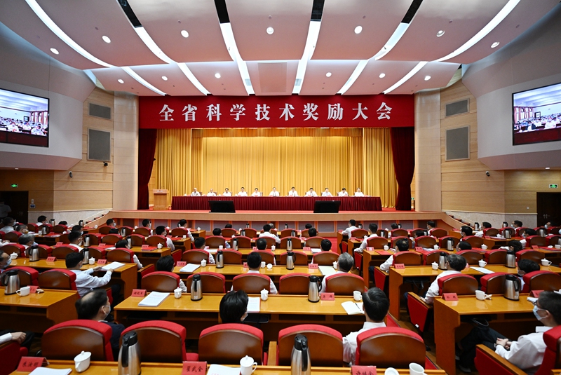 圖為江蘇省科學(xué)技術(shù)獎(jiǎng)勵(lì)大會(huì)現(xiàn)場(chǎng)。吳勝攝