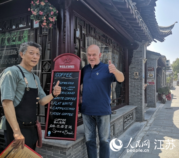 愛(ài)逛古巷的巴西人和揚(yáng)州朋友在仁豐里開(kāi)了一家西餐廳。 人民網(wǎng) 張玉峰攝
