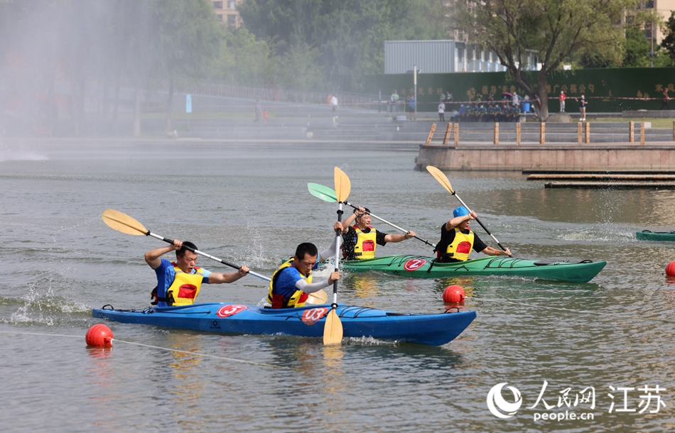 夏日清晨，一艘艘色彩鮮艷的賽艇和槳板在伯瀆河畔穿梭。朱剛?cè)簲z