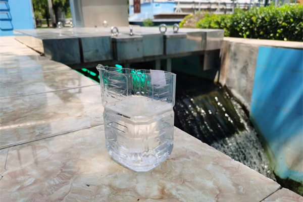在邯鄲市雞澤縣藍(lán)天污水處理廠，污水經(jīng)過處理后清澈透明。鄭佳欣攝