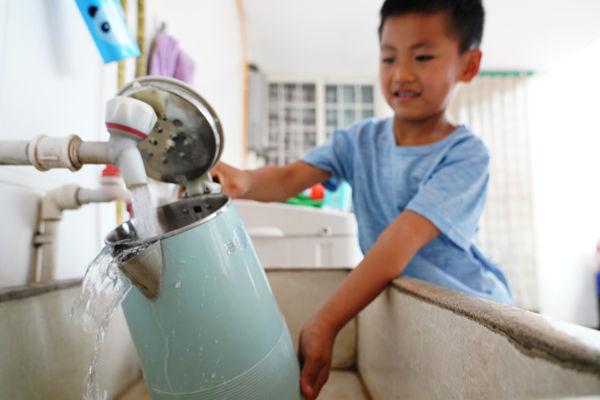 在峰峰礦區(qū)彭城鎮(zhèn)羊角鋪村村民家中，清澈甘甜的飲用水從水管中流出。峰峰礦區(qū)區(qū)委宣傳部供圖