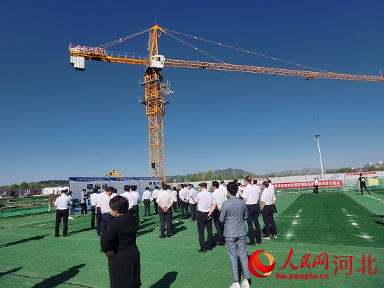 觀摩團(tuán)走進(jìn)塔吊林立的項(xiàng)目現(xiàn)場(chǎng)。人民網(wǎng)張繼航攝