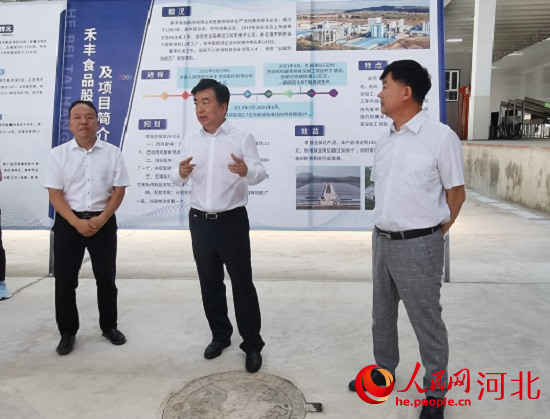 黨曉龍?jiān)诤特S項(xiàng)目現(xiàn)場(chǎng)鼓勵(lì)大家以商招商。 人民網(wǎng) 張繼航攝