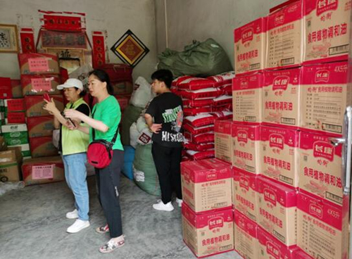 湖南省永州市江華瑤族自治縣越野e族江華中隊(duì)17輛越野車，滿載著永州市星望混凝土有限公司捐贈(zèng)的7萬元物資送達(dá)江華瑤族自治縣蔚竹口鄉(xiāng)磨刀村。受訪單位供圖